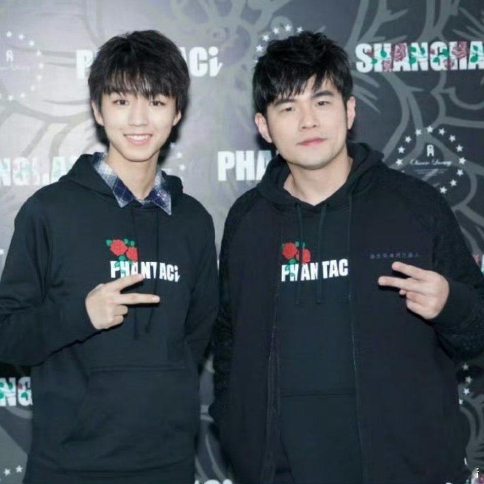 周杰伦晒与王俊凯合照这么一看小凯简直绝顶美貌，羡慕羡慕了