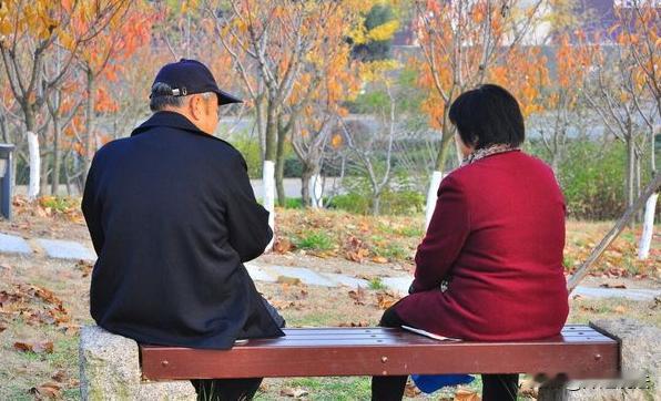 重庆，6旬男子和比自己小20岁的女老乡网恋后，想进一步发展关系，约对方线下见面。