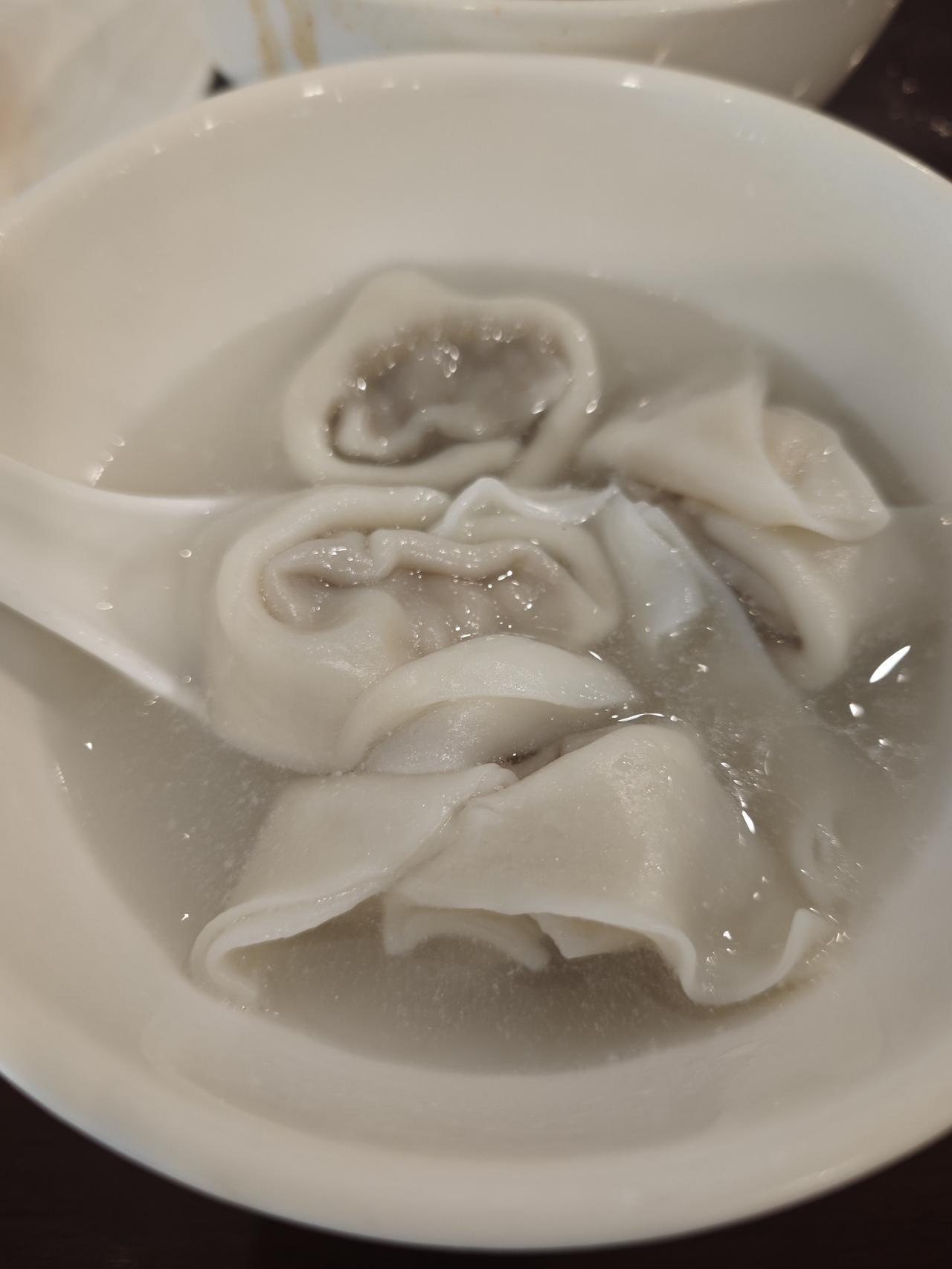 体检项目结束，已十点多了，一头扎进体检中心的自助餐厅，畅享美味。
说是自助，其实