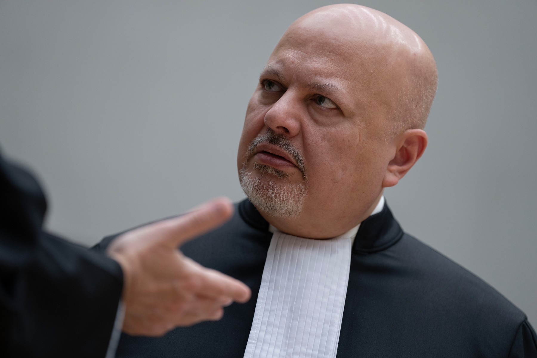国际刑事法院首席检察官卡里姆·汗因涉嫌性行为不端被暂停职务。一名女助手对他提出性