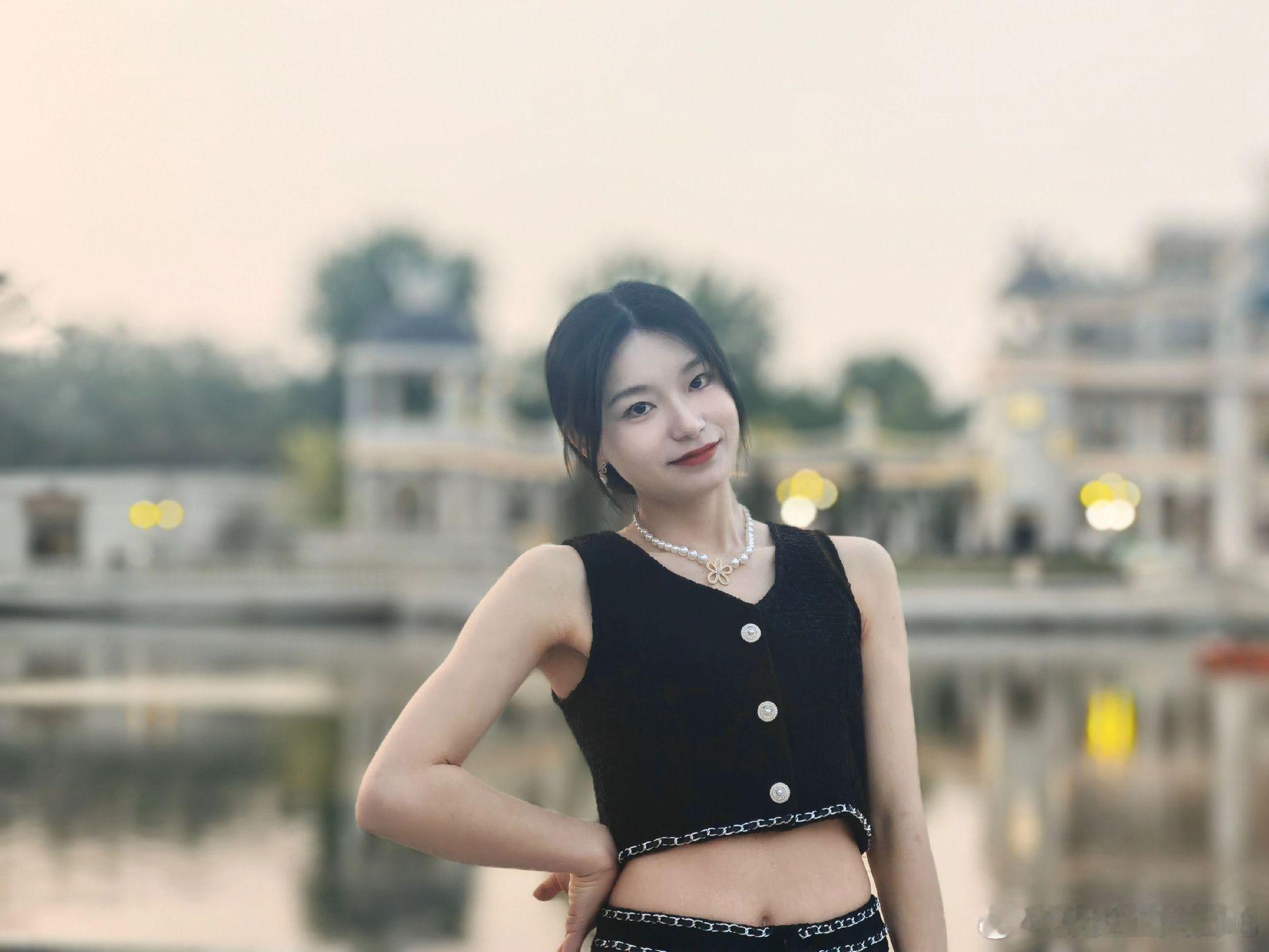 街拍 路边的风景美女绘梦长廊