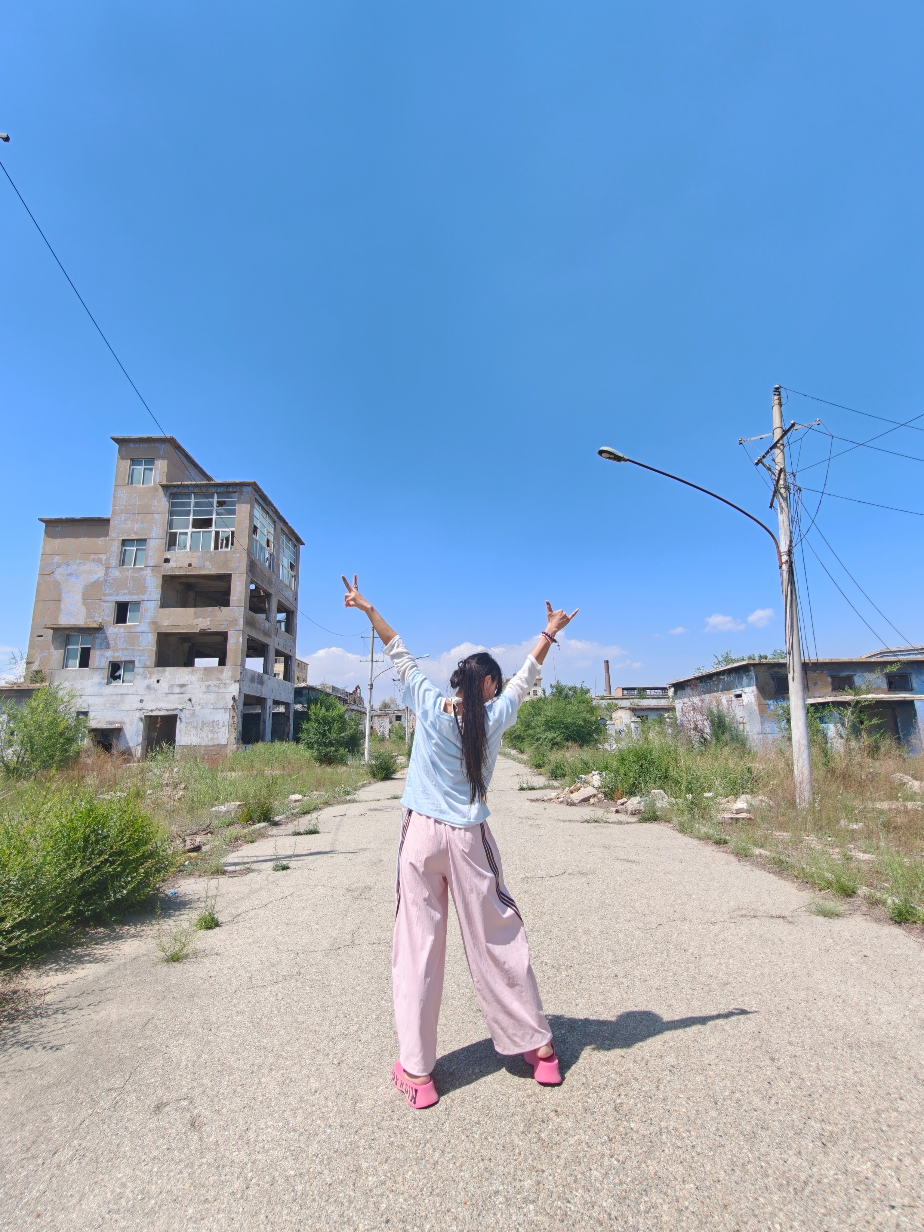 鲸鱼与洲喵10年前2016年，黄景瑜拍他第一部电影儿的地方在包头一个旧厂房。10