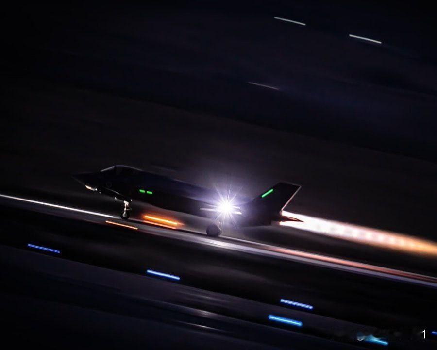 以色列空军战机开始对伊朗政权在德黑兰和其他城市的设施发动大规模空袭。与此同时，以