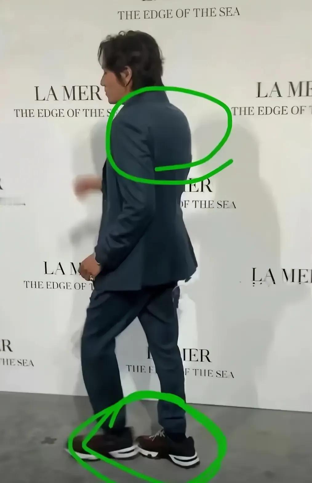 一把年纪的陈坤，干啥不买双合脚的鞋子，长了那么大一截，走路都不好走。
也许年纪大