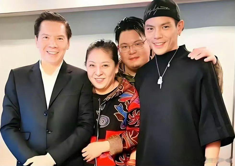向太和向佑和解归功于向佐不说向太其他爱扒拉别的明星隐私的坏习惯，就爱子女来说，但