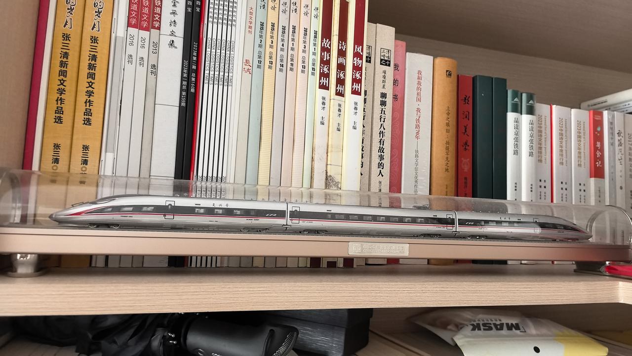 有铁路作家创作的玄幻惊悚小说《借道》，值得大家一读。这是他的合集链接。

-s3