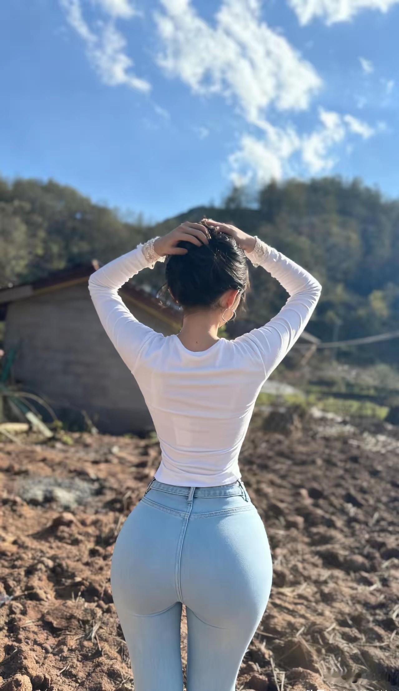 朋友你听说了吗？
有些人认为自己是狗，
这可不是我骂他们，
是真的！

就在外国