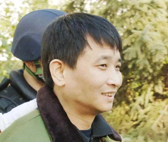 2007年，吕春明被执行死刑时，留下的一张照片，镜头中的他看起来人畜无害，然而他