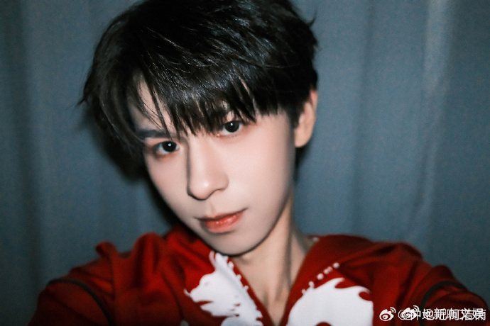 何浩楠热乎的新鲜的帅图、何浩楠小狗报备何浩楠热乎的新鲜的帅图来了，谁能拒绝何浩楠