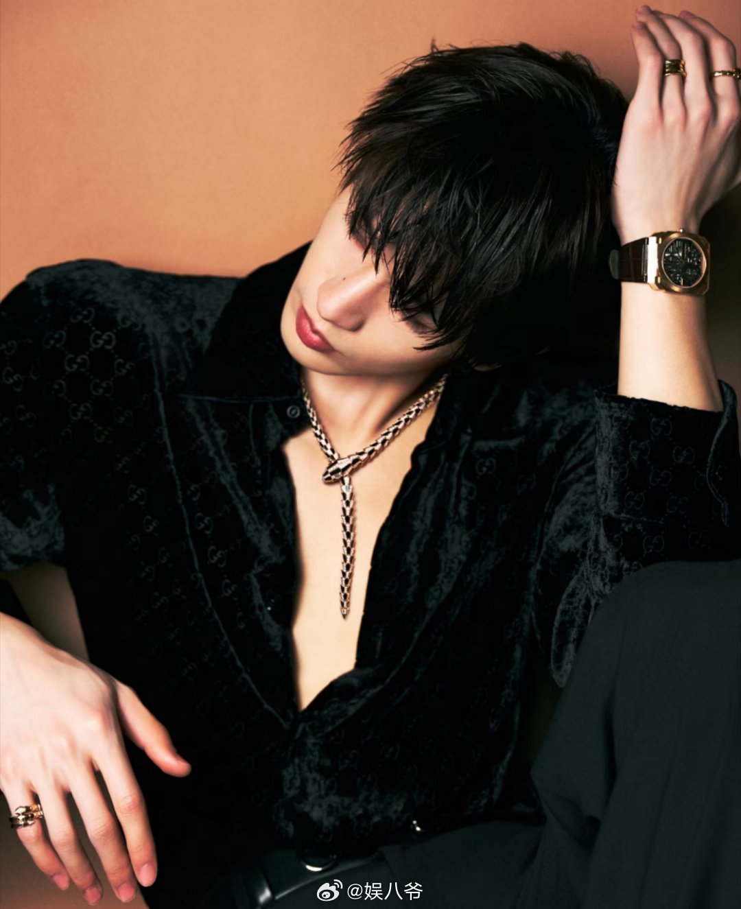 张凌赫微博之夜出图，完全男模来着 