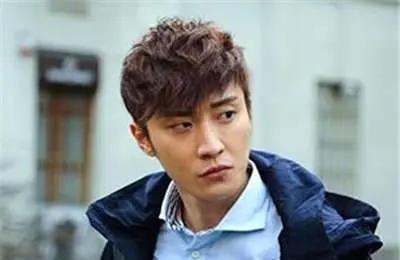 2016年中秋家宴，乔爸拍了拍儿子肩膀，感觉硬得像块石头。
全家继续吃饭。