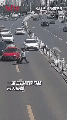这一家三口在过马路的时候，也不走斑马线，在车流滚滚的路上，横冲直撞，根本就不遵守