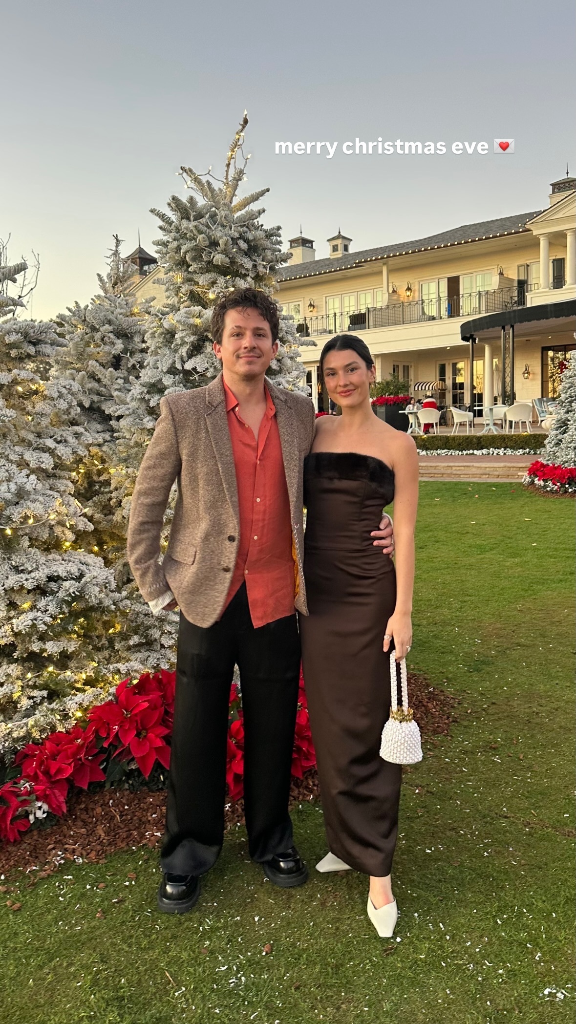 新婚小夫妻断眉和妻子圣诞合影 