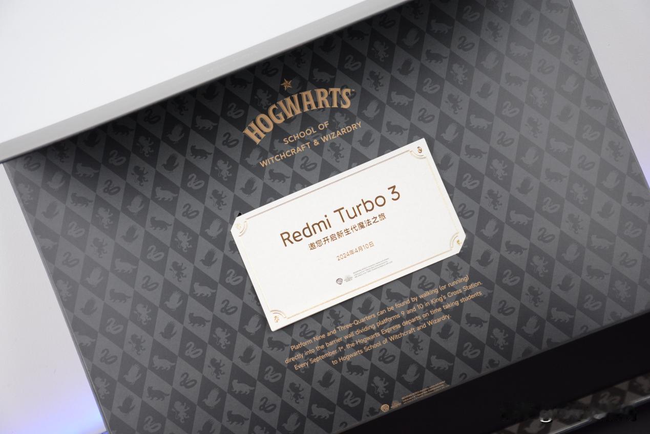 真没想到联名版还能这么玩，建议以后都按这个标准执行~
Redmi Turbo3 
