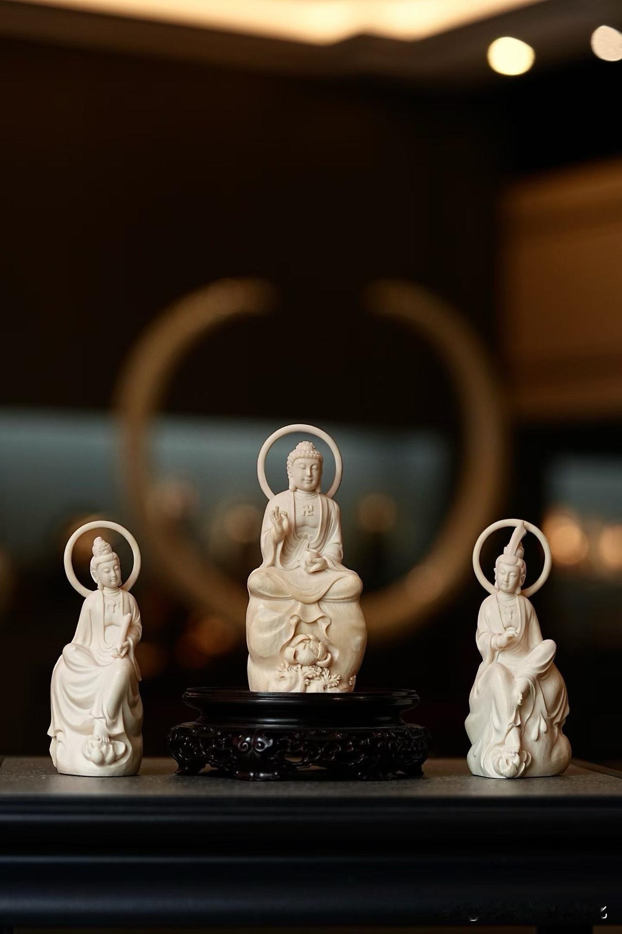 一佛居中，二菩萨相伴。

释迦牟尼佛神态沉静，文殊清雅，普贤端庄，三尊造像彼此呼