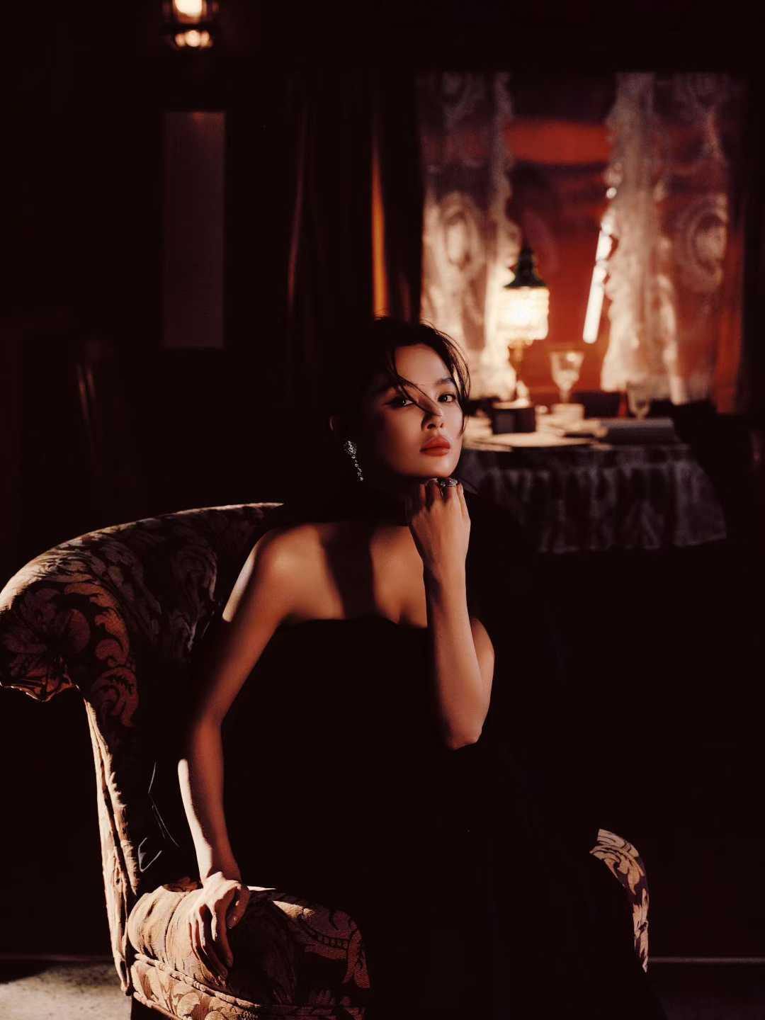 辛芷蕾的微博之夜大片，灯光、剧场与落日的概念融合跨年电影愿