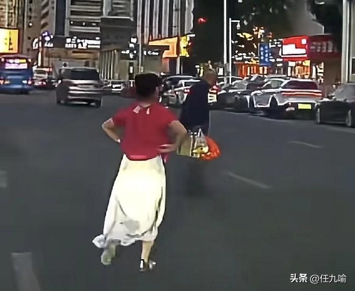 甘肃，老人提着东西颤颤巍巍横穿马路，女子好心下车搀扶，没想到被一巴掌扇掉眼镜，网