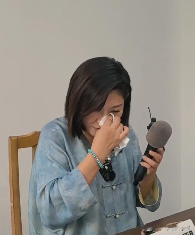 王暖暖的儿子是黑户。
王暖暖面对记者泪崩，儿子现在还是黑户，而且身体有病，看病治