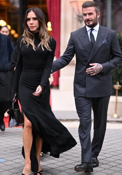 贝克汉姆爵士带着妻子维多利亚和三个子女前往法国巴黎。这位51岁的时装设计师，被法