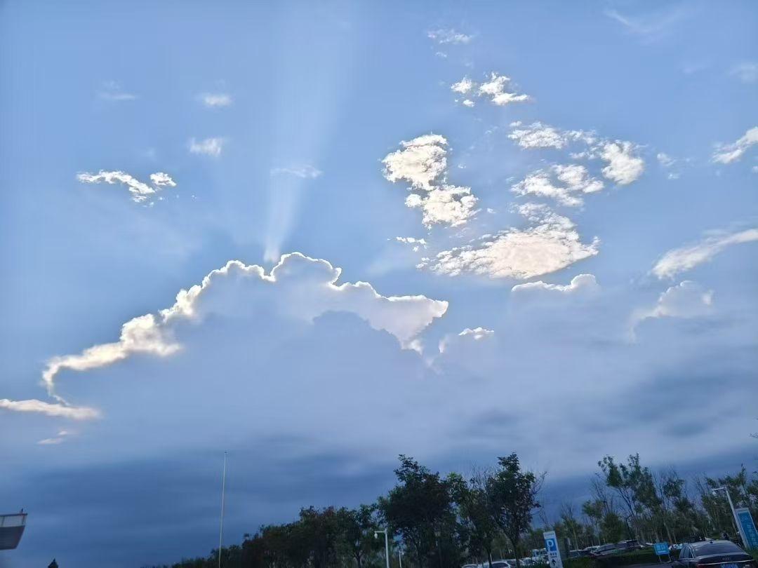 我的相册里存有许多随手拍摄的天空照片。平日里，我热衷于记录生活，旅行时邂逅的自然