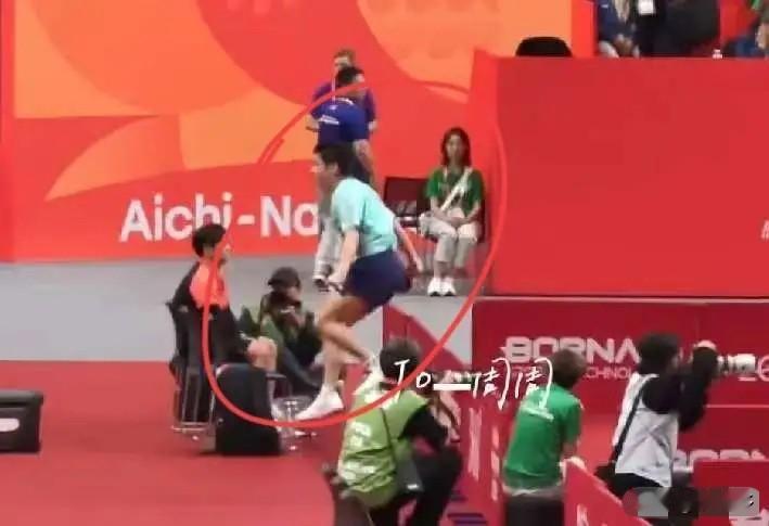 林诗栋4：2松岛辉空以后，可把孩子高兴坏了，直接蹦出场外没影了。原来去找看台上的