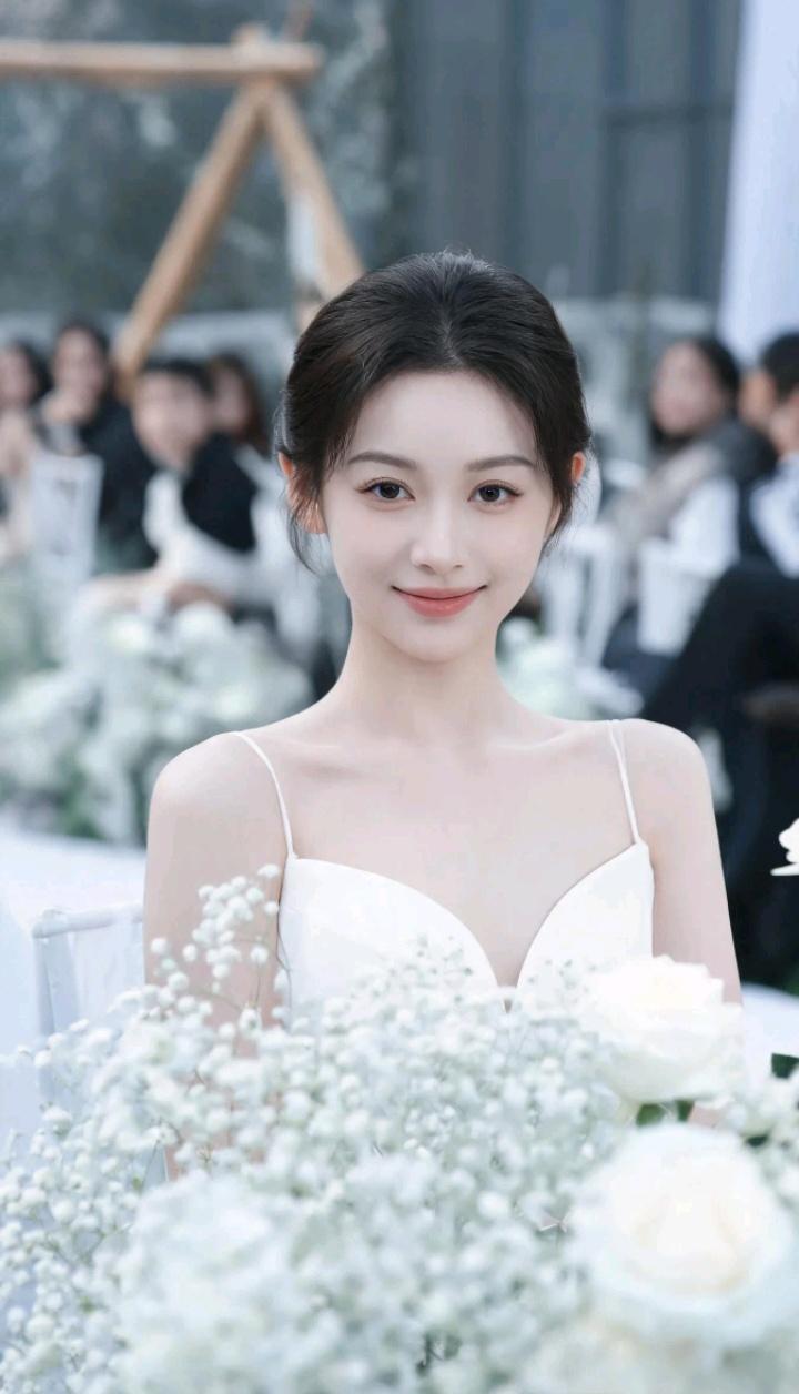 新娘微笑着坐在婚礼现场。幸福婚姻前提是经济还是感情 婚礼礼现场 婚礼唯美细节
