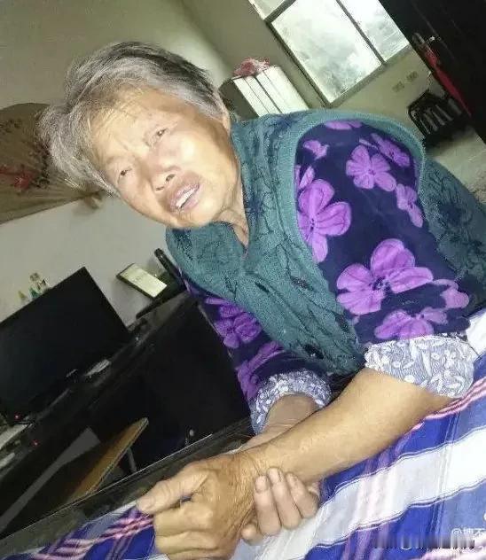 重阳节思亲
     赵权力
壬寅谷雨泪如泉
母子分离哭断肠
阴阳相隔几春秋
再