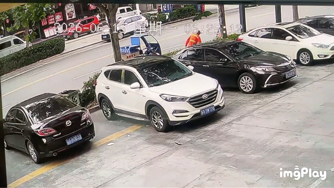 6月15日，江苏连云港灌南县灌河路，两名环卫工人正在进行清扫作业，此时一辆机动车