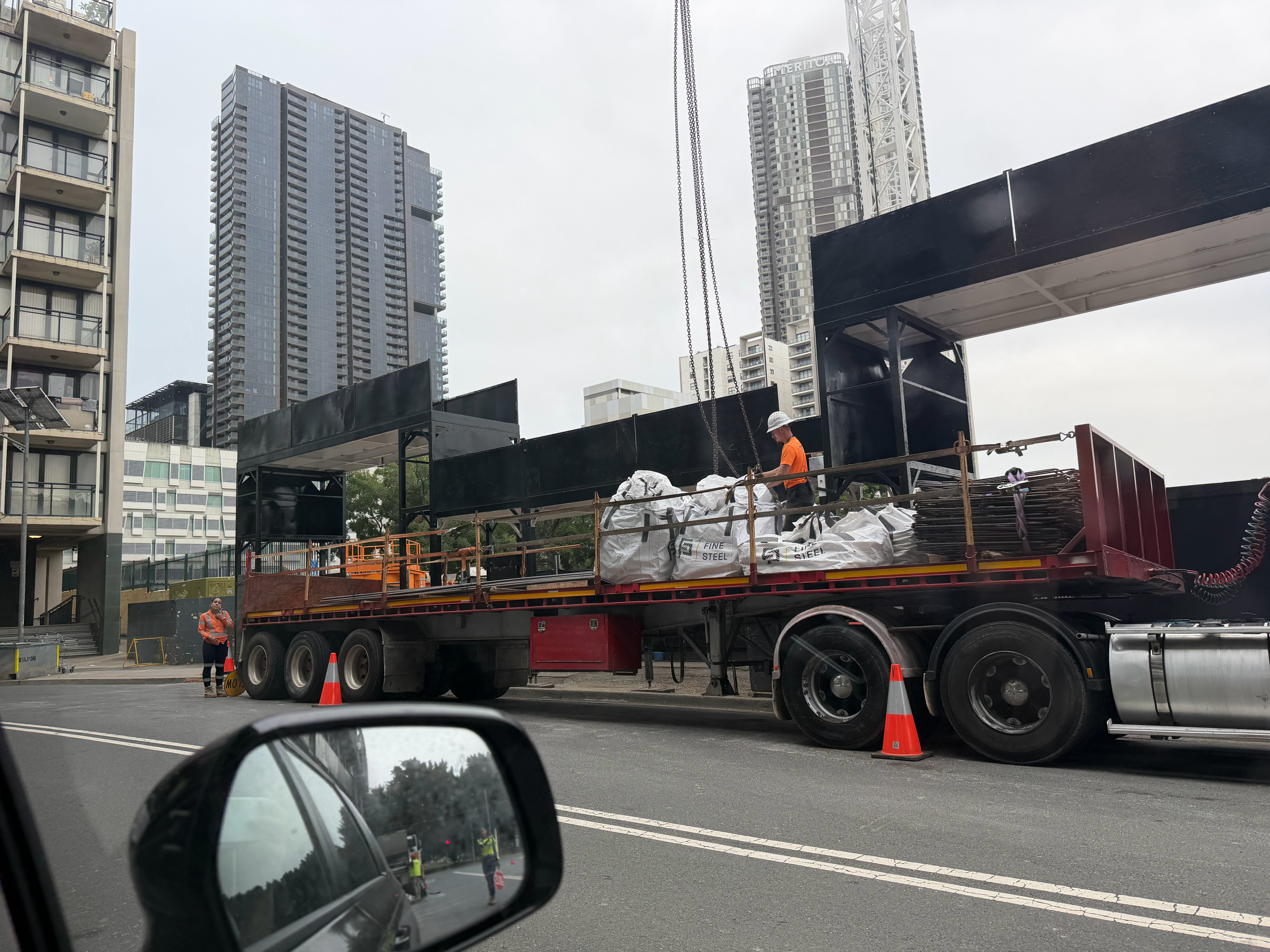 这边感觉挺勤奋，7点都在干活了 