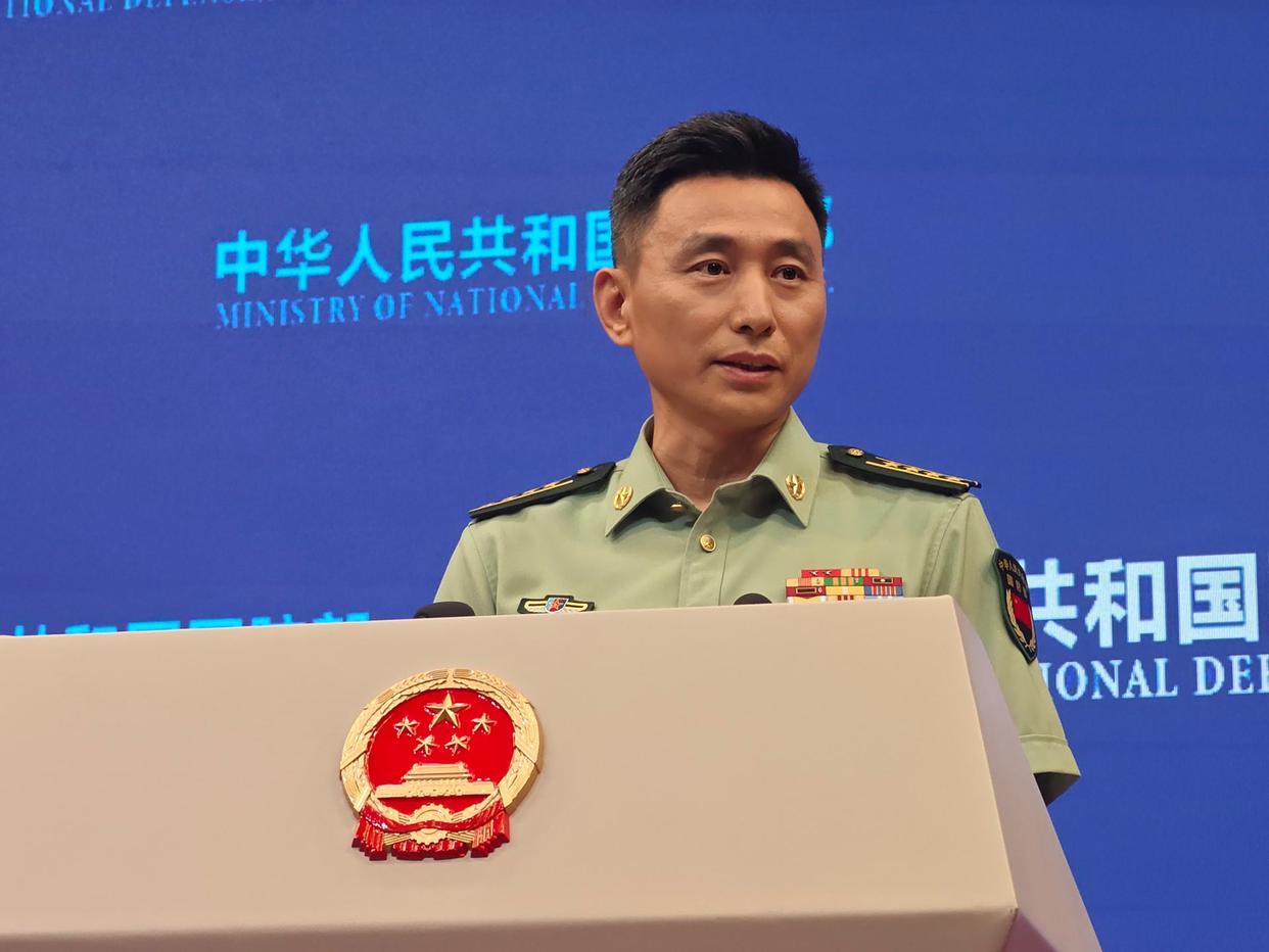 欧盟称中国军方协助训练赴乌战场的俄军。国防部：有关说法纯属污蔑抹黑。中方在乌克兰