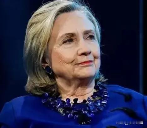 希拉里罕见发声！
美国前国务卿希拉里，最近急得直接开骂了。她骂的不是别人，正是美