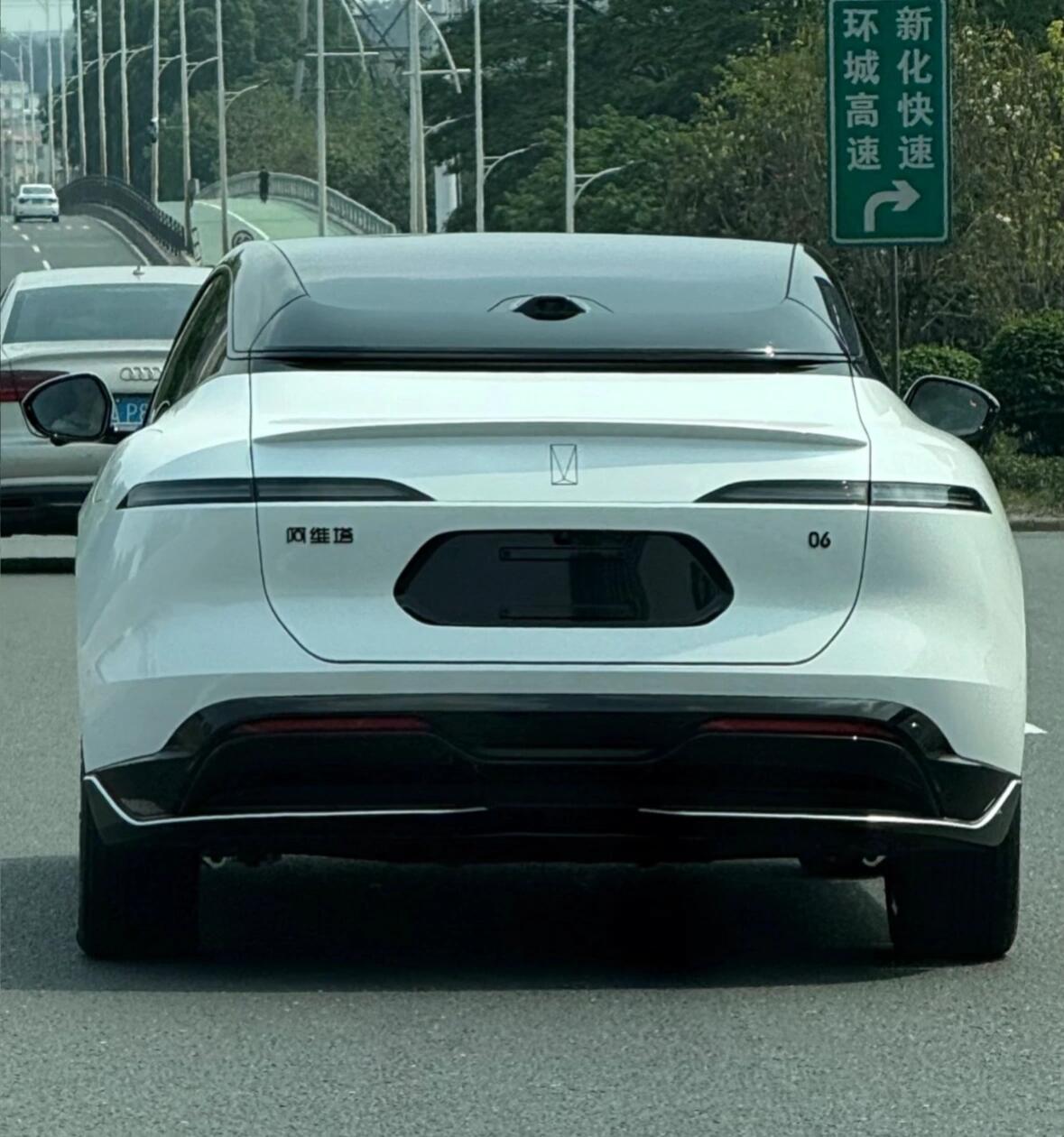 每次在路上看到这车屁股，就想起哪吒的表情包，相似度99%，连脑门上的红心都能对上