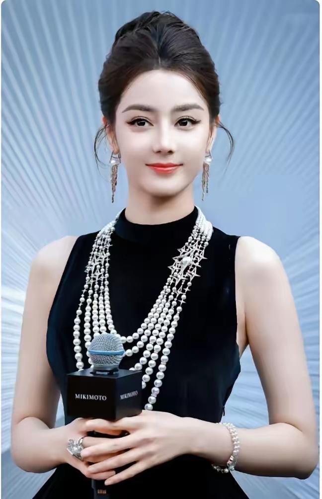 迪丽热巴这礼服，
本来端庄大方显高贵。
可惜裙子上一双巴掌图案的设计，
拉胯了，
