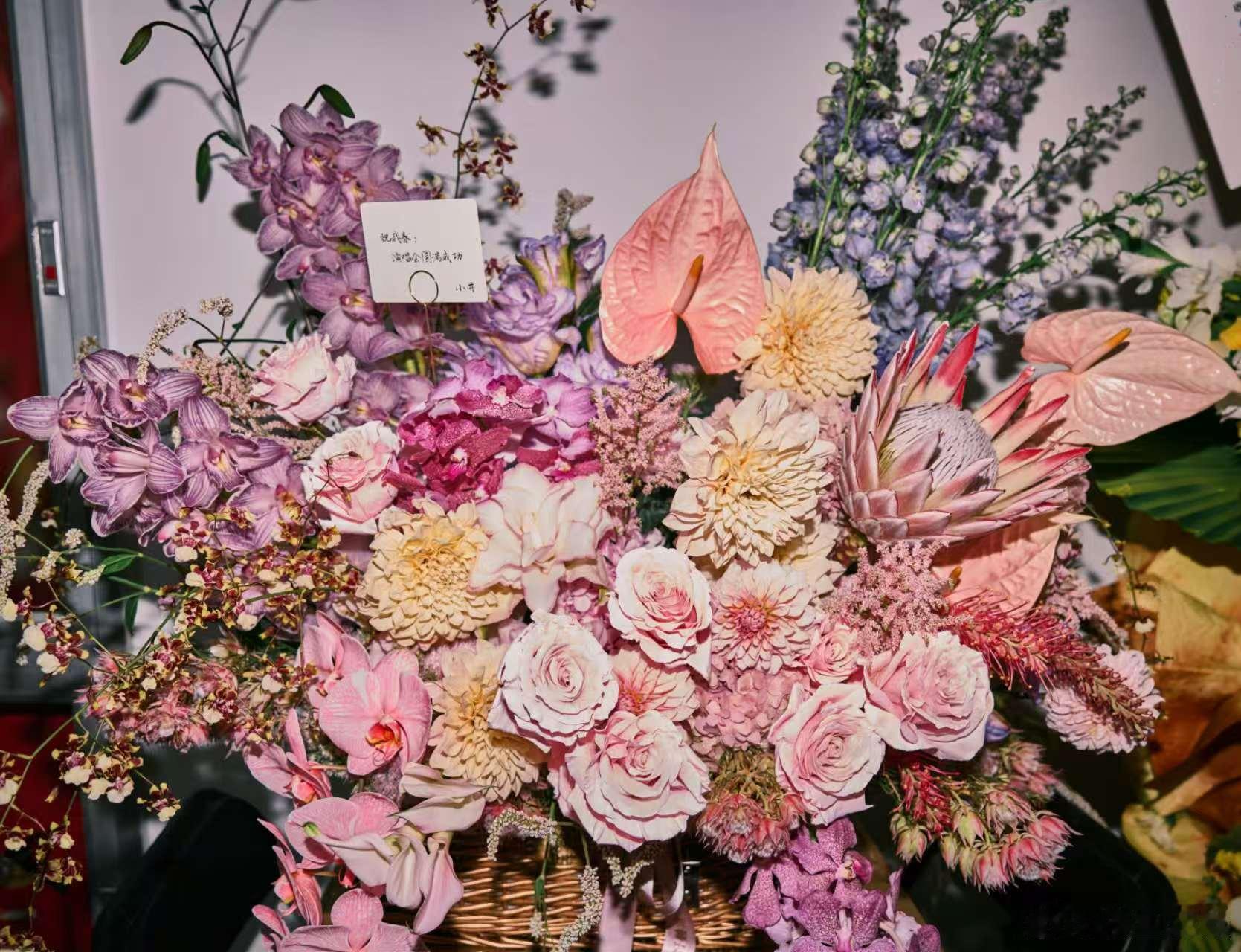 井柏然给李宇春演唱会送花篮井柏然给李宇春北京站送花篮 这花篮搭配太有品味了！“祝
