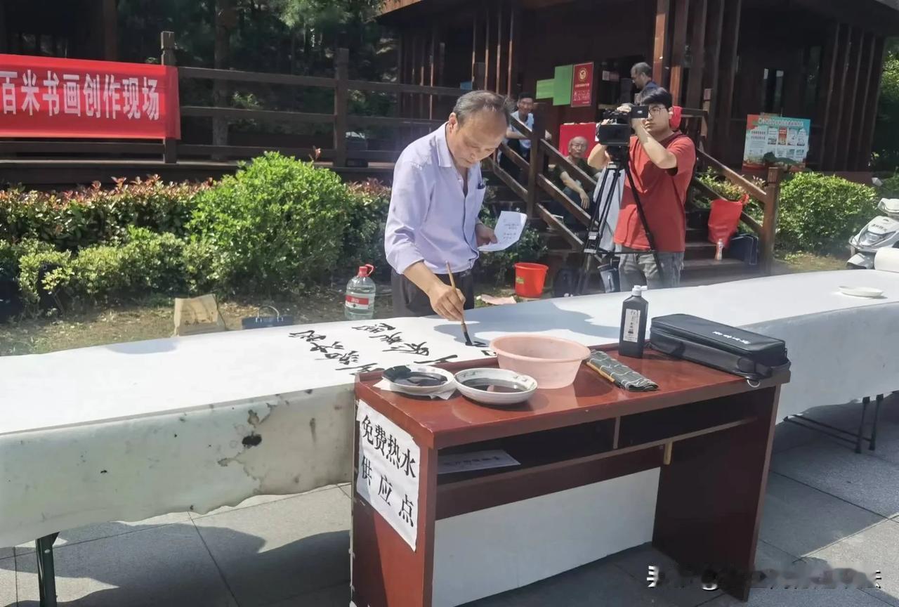 #街头摄影打卡#
 
在那百米长卷铺陈开来之际，仿佛展开了一条承载着千年文化的悠