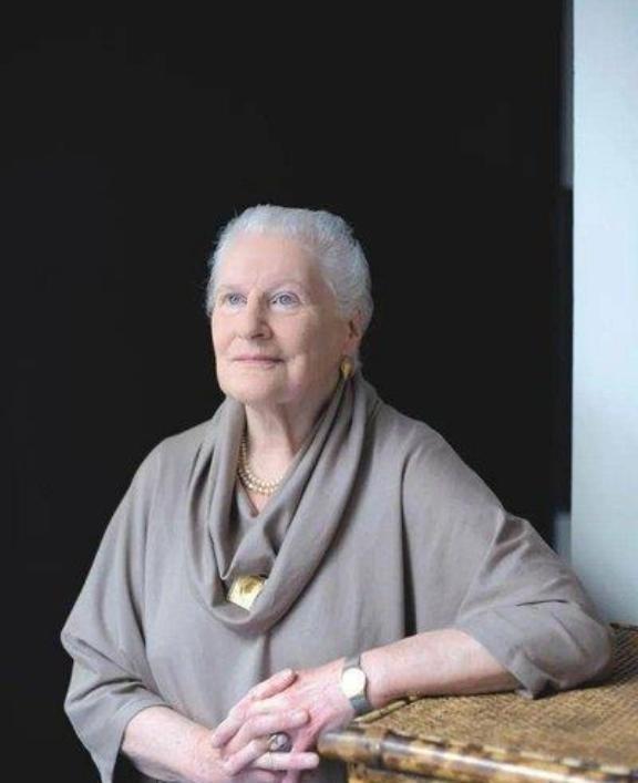 英国 百岁女编辑曾语出惊人，她曾说：“老人的前途是病和死。我还得熬过一场病苦，熬