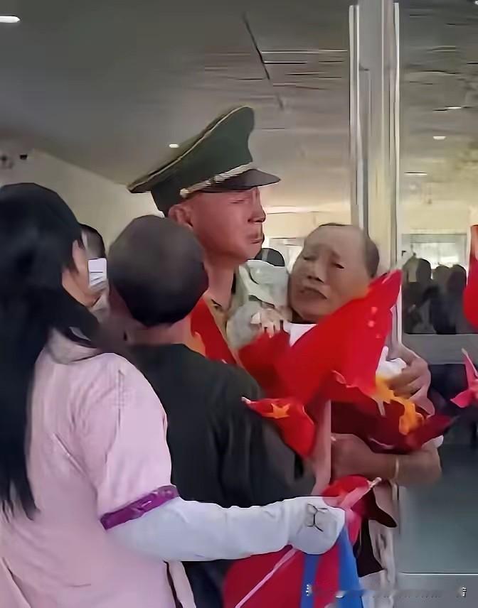 广西柳州，男子当兵12年退役回家，没想到，父母已早早在车站等他。当男子见到父母那
