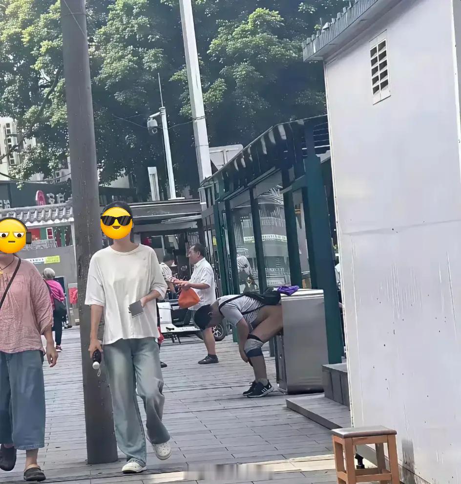 哥们是真憋不住了，总好过直接拉在地上[笑cry] ​​​