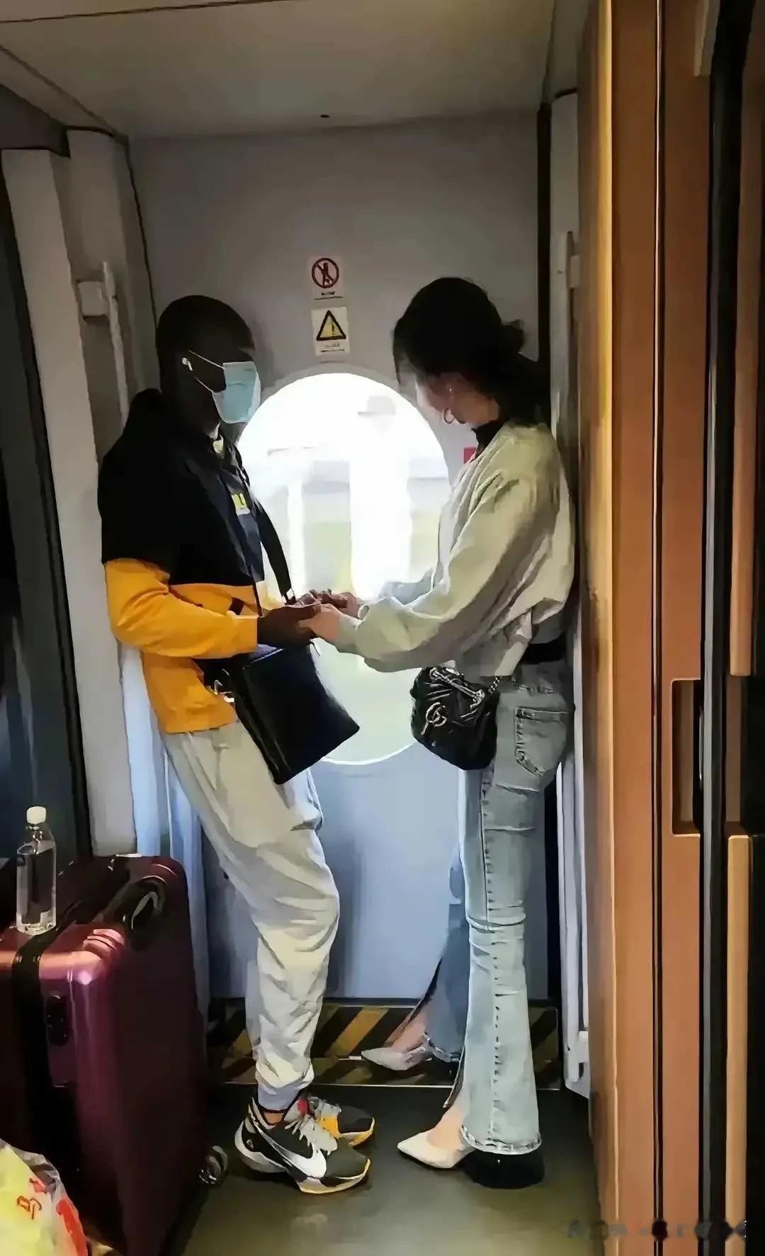 看到没，真正的爱情是跨种族，跨国界的，从来不会为世俗眼光所束缚，郎有情，妾有意，