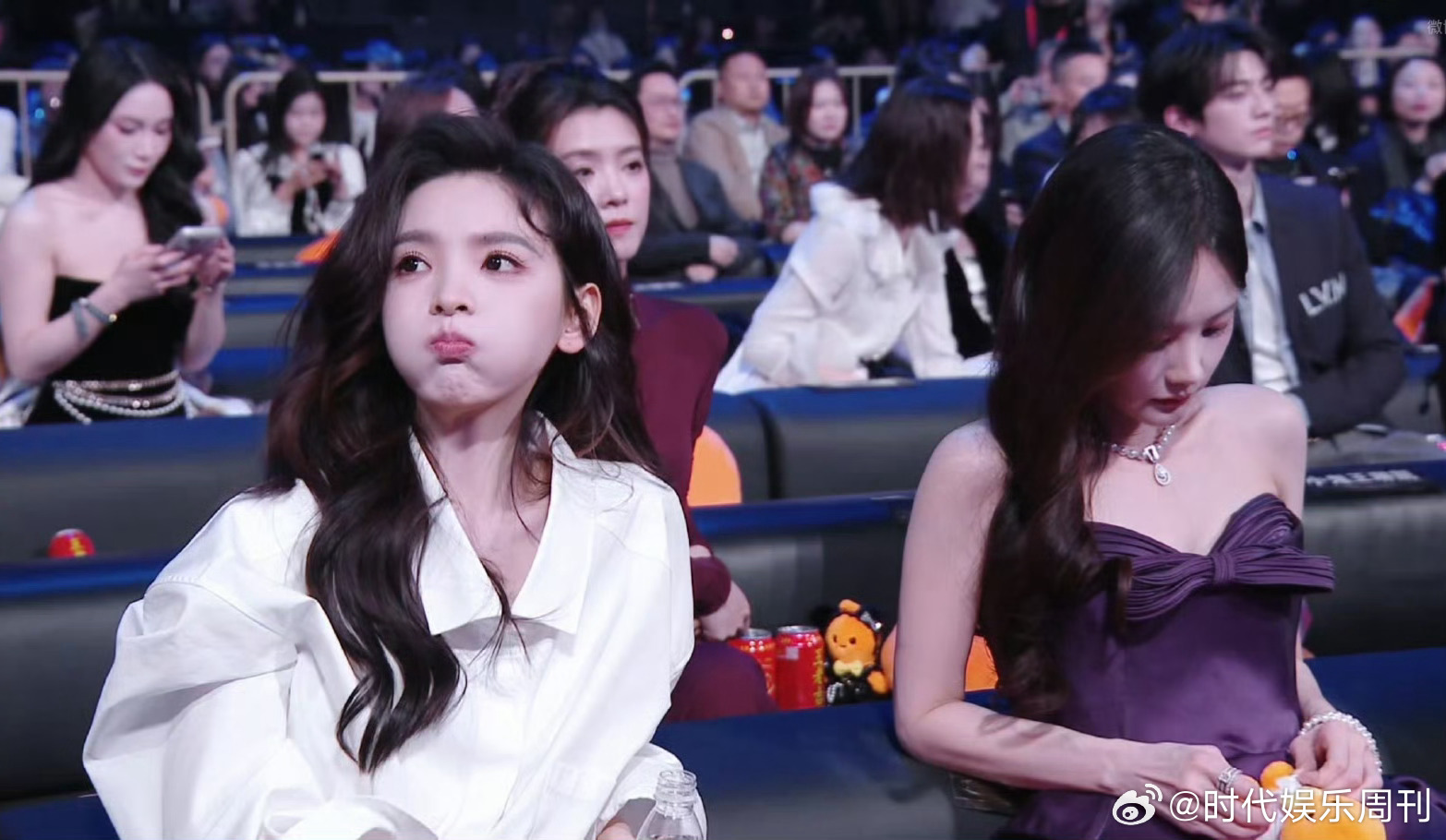 微博之夜内场桐楠热聊不断～自然松弛的氛围，这养眼程度谁顶得住啊😍李一桐章若楠热