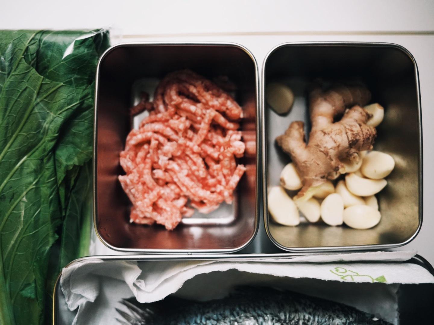 𝟢𝟪.𝟤𝟢香煎海鲈X上汤小春菜把鱼清洗干净切块，淀粉、胡椒粉、生抽、蚝油