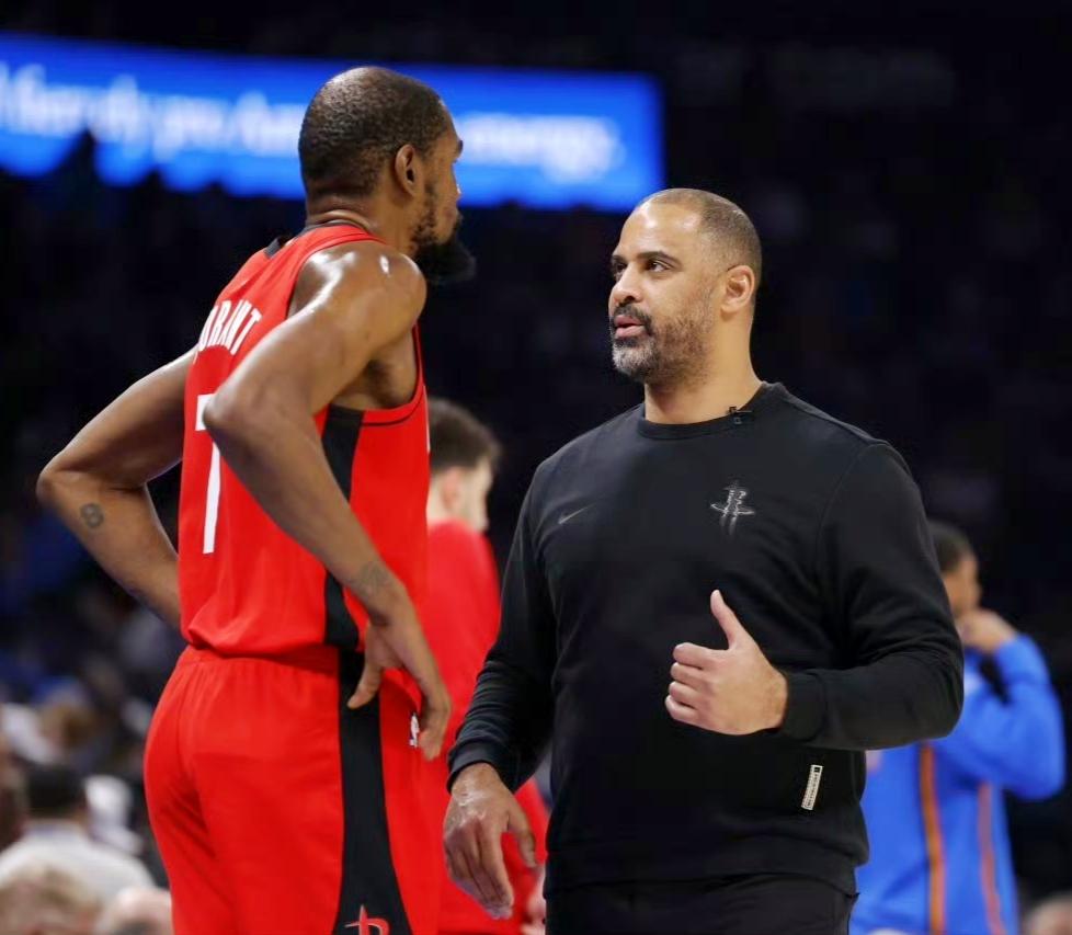 杜兰特最大的问题就是太好说话了，不能坚持自我。

来火箭之前，杜兰特或许没想到他