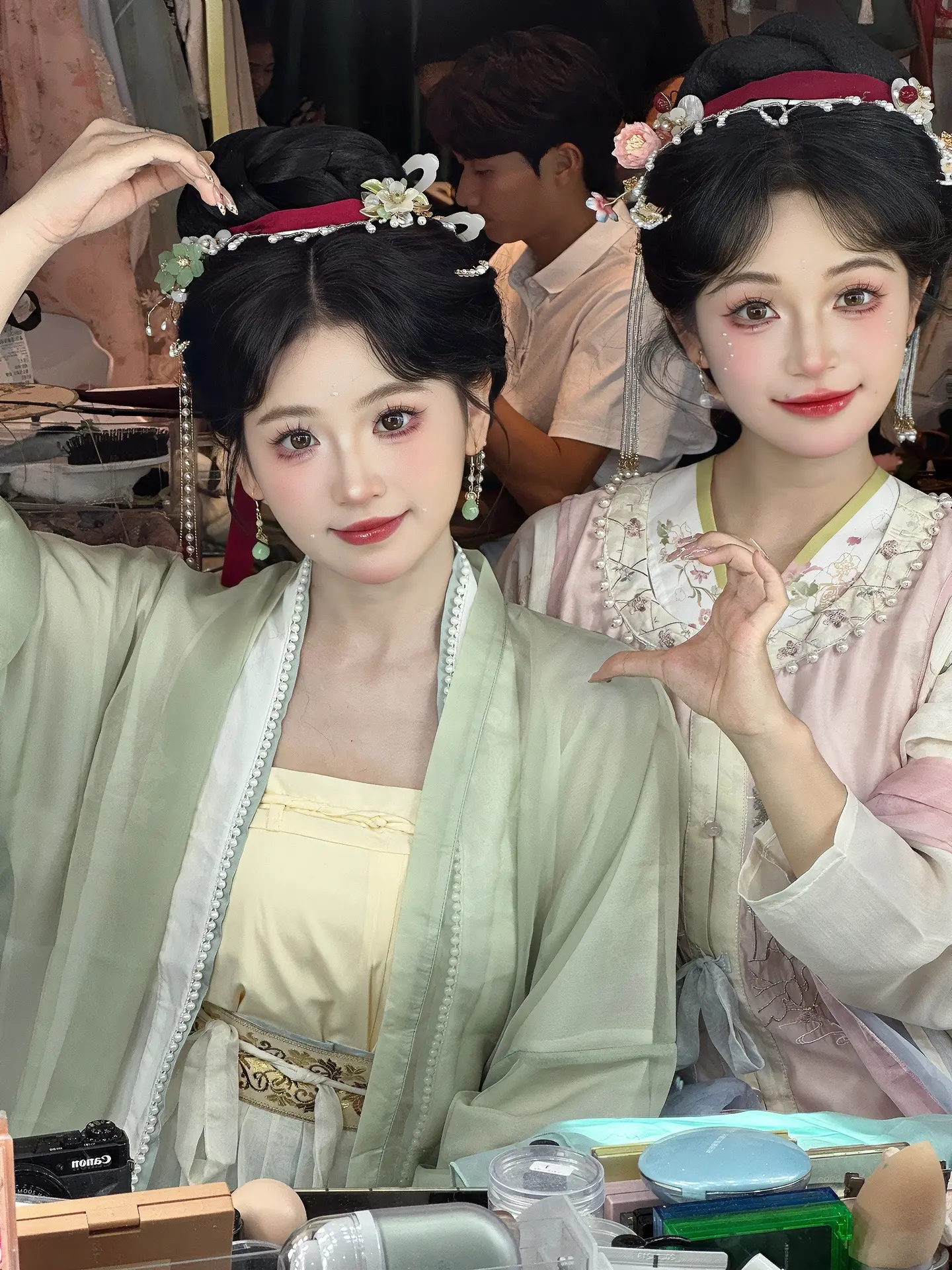 好闺蜜就是比心一次都没合上过❤️ ！来成都也可以做宋制珍珠妆啦