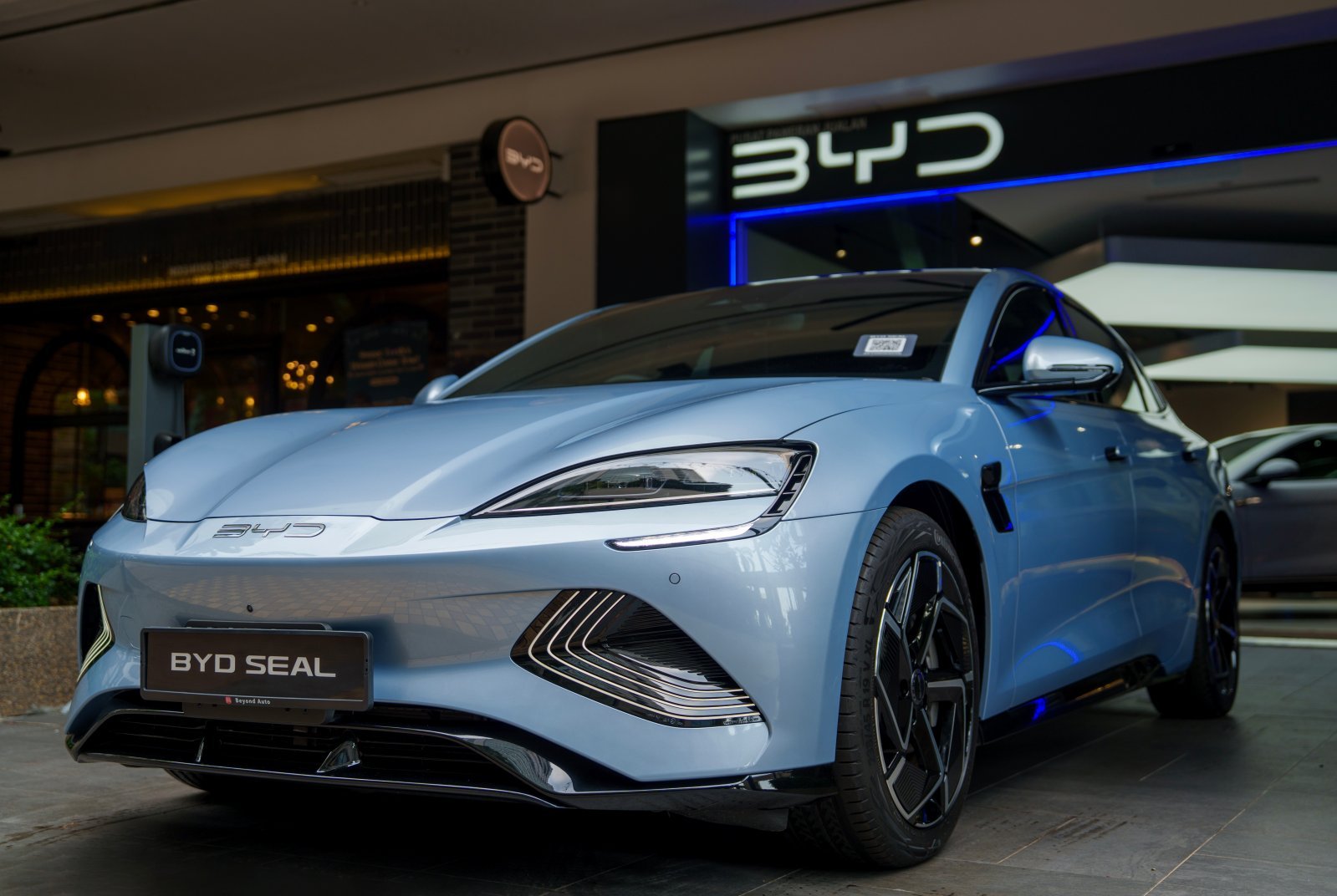 比亚迪2025年全球纯电动汽车销量达226万辆，超越特斯拉登顶榜首。其销量同比增