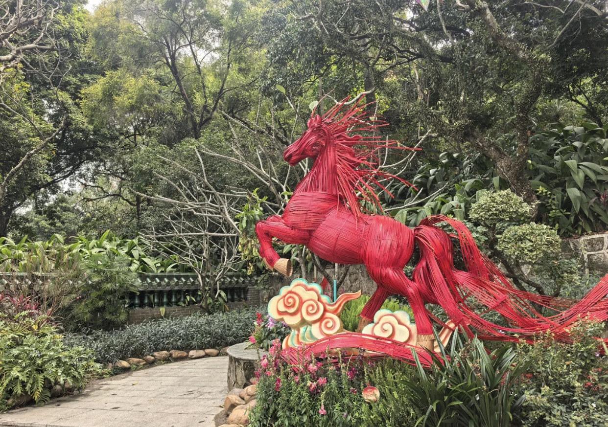 夜晚的彩灯龙舞真热闹啊
📍广州 广州市越秀公园-花灯节
• 门票：40元/人，