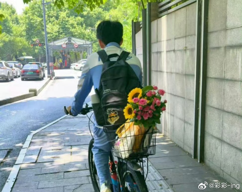 杭州男生高考后的一句话让父母破防“爸爸妈妈，你们这段时间辛苦了，以后就由我来洗碗