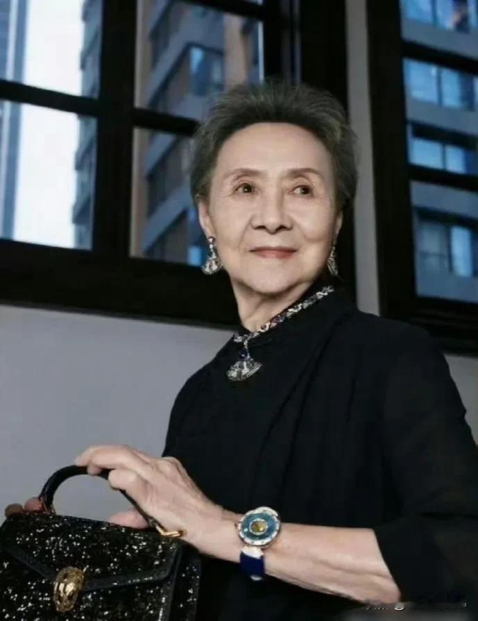 据说这是“国民奶奶”年轻时的模样。 ​[赞]
