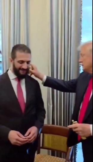 【特朗普用自己的香水喷洒叙利亚总统及其代表团 “过来……这是最棒的香水！你也来一