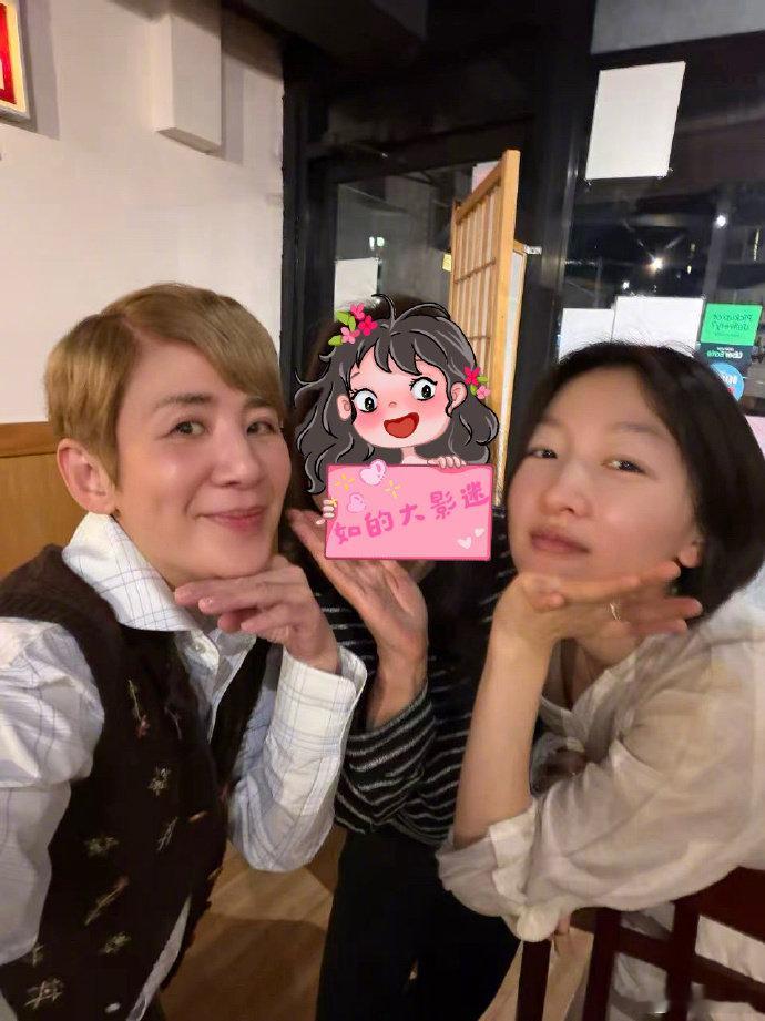 【周冬雨偶遇了吴君如】​​​​9月10日，晒和吴君如合照表示：缘分让我和大姐在开