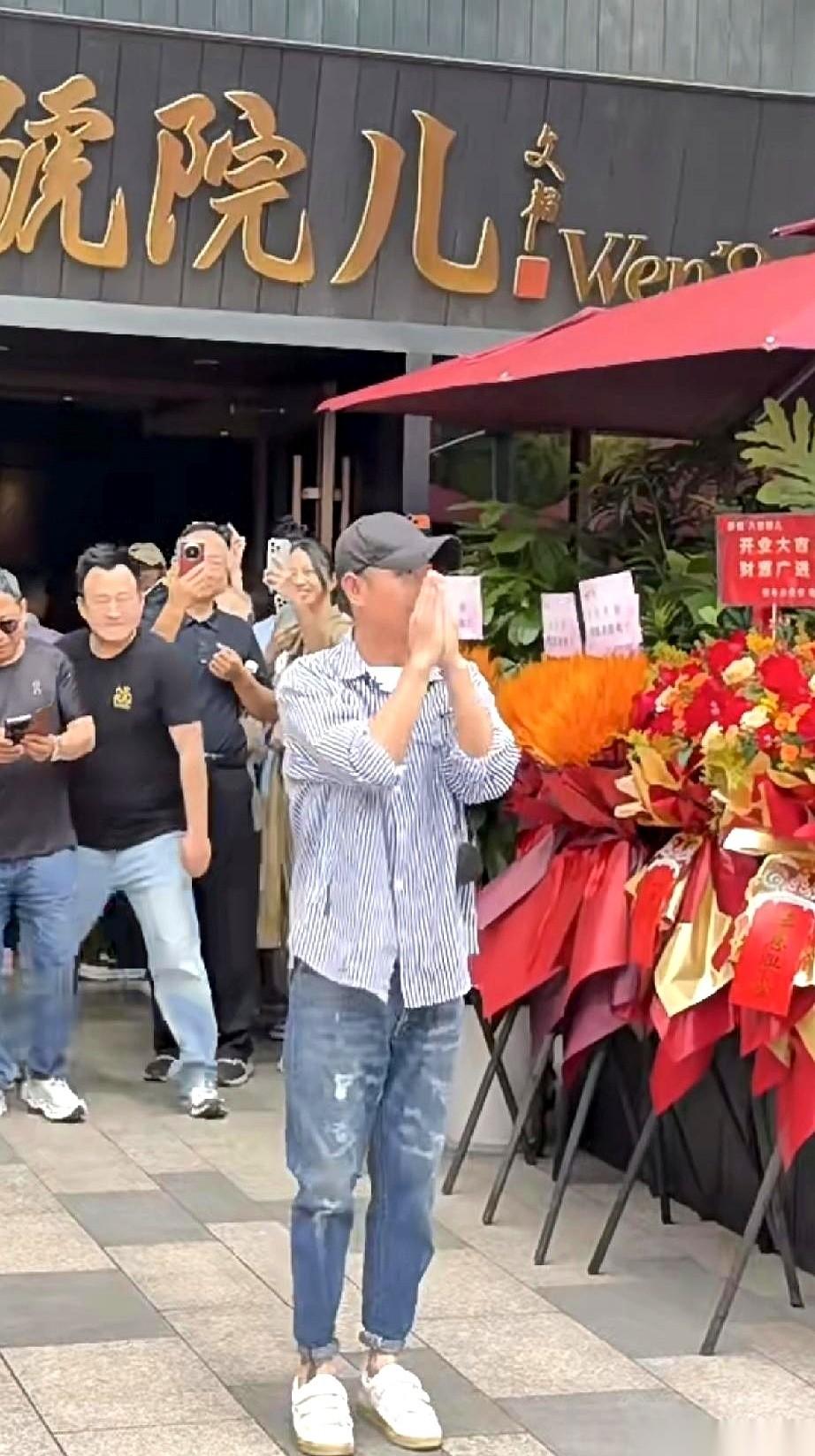 文章开面馆，半个娱乐圈，就一个张杰送了花篮。
就一个。
这画面，比他当年演的任何